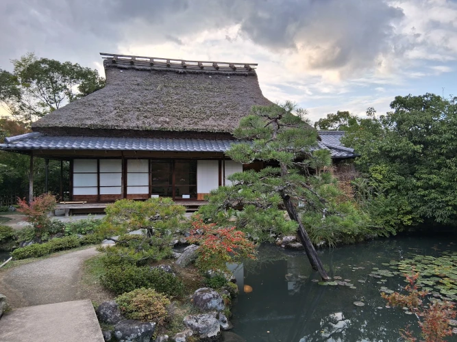 Isuein Garden, building