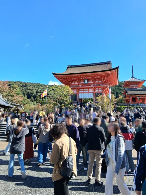 Kiyomizu-deru temple entrance