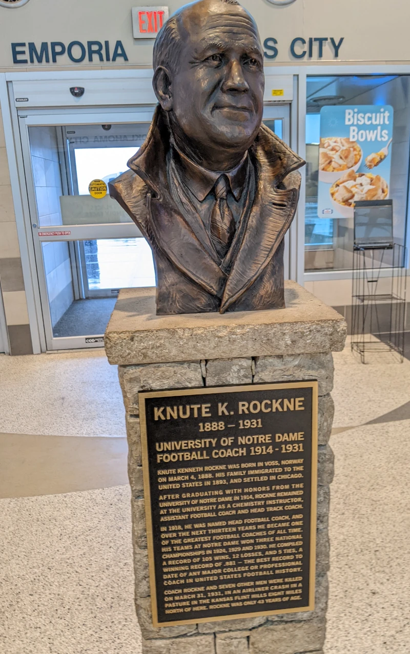knute rockne statue