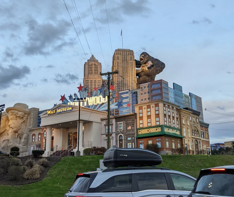 king kong on the wax museum in pigeon forge